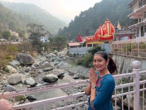 Hemanshii Ruparel Instagram - Peace and Harmony 🙏🏻
जय श्री राम 🚩

#kaichidham #neemkarolibaba #pahadonmein #nainital #blessed #pahadi