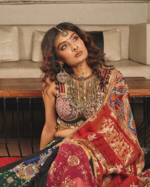 Hemanshii Ruparel Instagram - This has been the most favourite look of all time 
@mannslegacy 
@culture_signature_jalpathakkar 
@makeup_by_hetsony 

#navratri #lookoftheday #banjaran #rabari #kachhi #patan #gujjugram #gujjulove #navratrispecial #lookofthenight #messyhair #messywaves #accessories #banjaranecklace #dakla