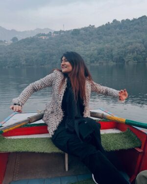 Hemanshii Ruparel Instagram - Pyaar ki kashti mein ❤️

#nainital #cityoflakes #uttrakhand #naturalbeauty #nature #nanitaldiaries #boating #pyaarkikashtimein