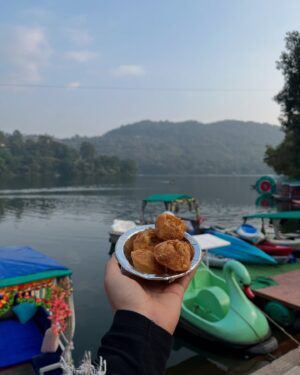 Hemanshii Ruparel Instagram - Pyaar ki kashti mein ❤️

#nainital #cityoflakes #uttrakhand #naturalbeauty #nature #nanitaldiaries #boating #pyaarkikashtimein