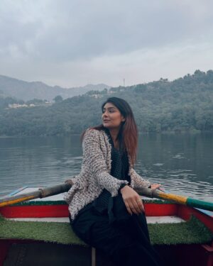 Hemanshii Ruparel Instagram - Pyaar ki kashti mein ❤️

#nainital #cityoflakes #uttrakhand #naturalbeauty #nature #nanitaldiaries #boating #pyaarkikashtimein