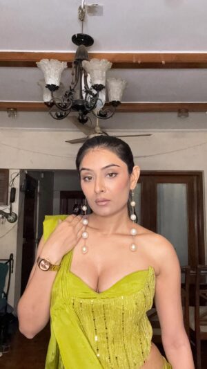 Hemanshii Ruparel Instagram - Meri aankho ki yeh roshni tere liye hai 💚

#reelsinstagram #grwmoutfit #grwmmakeup #readytowear #sareedraping #lovesaree #receptionlook #sangeetoutfit #weddingwear #greens #outfitoftheday #styleinspo #fitchick