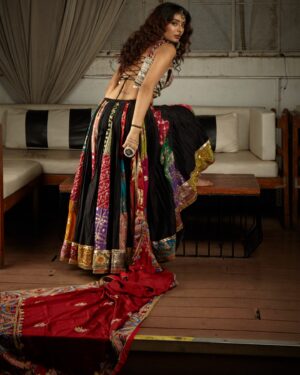 Hemanshii Ruparel Instagram - This has been the most favourite look of all time 
@mannslegacy 
@culture_signature_jalpathakkar 
@makeup_by_hetsony 

#navratri #lookoftheday #banjaran #rabari #kachhi #patan #gujjugram #gujjulove #navratrispecial #lookofthenight #messyhair #messywaves #accessories #banjaranecklace #dakla