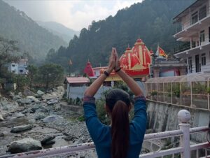Hemanshii Ruparel Instagram - Peace and Harmony 🙏🏻
जय श्री राम 🚩

#kaichidham #neemkarolibaba #pahadonmein #nainital #blessed #pahadi