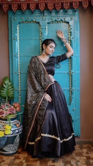 Hemanshii Ruparel Instagram - Keep calm and Garba on🖤

#navratrispecial #navratri #chaniyacholicollection #blousedesigns #blackchaniyacholi #garbalover #garbanight #garbaqueen #shootlife #ethnicfashion #ethnicwear #hairfashion #backlessblouse #indianwear #indianfashion #traditionalwear #indowestern #ghaghracholi