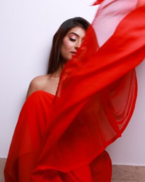 Hemanshii Ruparel Instagram - Dil le gai ❤️‍🔥

#lalchunariya #salmankhan #karishmakapoor #sixyardsofelegance #saree #sareedraping #nostalgia #bollywoodsongs #thattimeoftheyear #weddingseason #trendingsongs