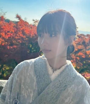 Himena Tsukimiya Instagram - 撮影の合間にプチ旅行。🍁
とっても紅葉が綺麗だった☺️#もう12月だけど大丈夫そ？