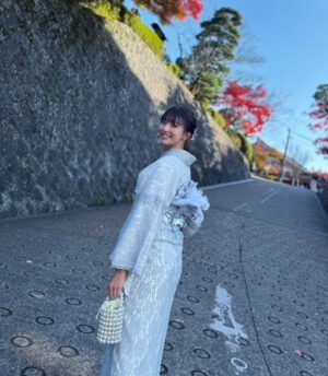Himena Tsukimiya Instagram - 撮影の合間にプチ旅行。🍁
とっても紅葉が綺麗だった☺️#もう12月だけど大丈夫そ？