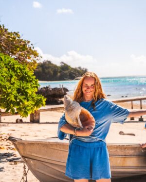 Ieva Florence-Vīksne Instagram - Vēstule. 
Mammu! Šeit ir neaprakstāmi skaisti! Kā labākajās fantāziju grāmatās par salām un cilvēkiem uz tās! 
Šeit saimnieko ģimene, kura jau paaudžu paaudzēs peld kopā ar Vaļiem, un šīs mājās ir uzbūvējuši paši savām rokām no visa, ko Okeāns atnes. Gliemežvākiem, kokiem, vaļa kauliem u.c. 
Šī ģimene ir tik sirsnīga un labestīga, rūpējas par mums no sirds! Mamma ir polizēniete un viņiem ir trīs vareni brāļi un viena māsa! Šeit pats Tongas karalis bieži ciemojies - braucis ēst Tēva gatavotos čipsus! Brāļi arī gatavo, un šis ēdiens stāv pāri ļoti daudz Pasaulē baudītiem. 
Mēs katru dienu braucam peldēt kopā ar vaļiem! Tas ir, kas prātam neaptverams, un nereāli emocijām piepildīta pieredze! Kad  valis ieskatījās man cieši acīs, nāca klāt lūkot Leonardu un runāja ar mums, mana sajūsma izpaudās asarām birstot un elpojot dziļi, lai nomierinātos. Tā nemaz nav, ka no sajūsmas gribas kliegt, šī pieredze vairāk atgādina klusu svētnīcu, kur gribas pateikties par iespēju satikt šos dzīvniekus, kuri ir inteliģenti un, kuri jūt emocijas. Par to citreiz pastāstīšu vairāk. Bet, Ak, Dievs! , kas par pieredzi! Vaļi tik spēcīgi jūt! 
Pirmajā dienā, kad tikai bijām ceļā uz šejieni, mums teica, ka esot salas tuvumā iepeldējis tikko dzimis baltais valis! Un vēl nesasnieguši salu - mēs devāmies uzreiz okeānā iekšā satikt šo brīnumu! 
Ļoti traka un bagāta pieredze! 
Oskaram bija jūras slimība, bet viņš tā pat filmēja, es pirmo reizi dzīvē peldēju okeānā ar vaļiem un Leonards pārvarēja savas bailes peldēt kopā ar mani! Viss notika pirmo reizi un Kā vēl notika! Tagad mēs ar Leo peldam kopā katru reizi iekšā okeānā. Viņš man uz muguras un es kopā ar viņu un vaļiem! 
Mums ir gids ūdenī, protams, un drošība ir pirmajā vietā, ko ievērojam. Mēs ļoti respektējam vaļu brīvību, mēs esam piesardzīgi, jo īpaši ar Leonardu, bet Tev vajadzētu redzēt cik Leonards ir priecīgs būdams uz laivas un ūdenī. Viņam tik ļoti patīk peldēt kopā ar mani pa vilnīšiem un lūkoties, kur kāds valis parādīsies ❤️
Ak, es varētu rakstīt un rakstīt, galvenais, ka mums viss ir labi un visiem viss ir labi!
Esam pateicīgi un Sūtam vismīļākos sveicienus no tālās Okeānijas salas Vava’u Tongā 💌

#UzSapniarMazo drīzumā 💌