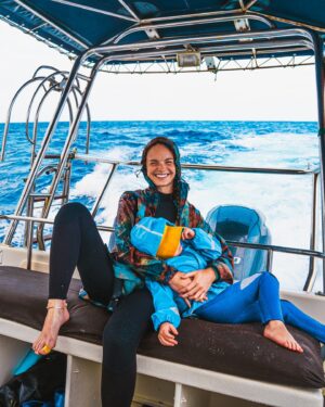 Ieva Florence-Vīksne Instagram - Vēstule. 
Mammu! Šeit ir neaprakstāmi skaisti! Kā labākajās fantāziju grāmatās par salām un cilvēkiem uz tās! 
Šeit saimnieko ģimene, kura jau paaudžu paaudzēs peld kopā ar Vaļiem, un šīs mājās ir uzbūvējuši paši savām rokām no visa, ko Okeāns atnes. Gliemežvākiem, kokiem, vaļa kauliem u.c. 
Šī ģimene ir tik sirsnīga un labestīga, rūpējas par mums no sirds! Mamma ir polizēniete un viņiem ir trīs vareni brāļi un viena māsa! Šeit pats Tongas karalis bieži ciemojies - braucis ēst Tēva gatavotos čipsus! Brāļi arī gatavo, un šis ēdiens stāv pāri ļoti daudz Pasaulē baudītiem. 
Mēs katru dienu braucam peldēt kopā ar vaļiem! Tas ir, kas prātam neaptverams, un nereāli emocijām piepildīta pieredze! Kad  valis ieskatījās man cieši acīs, nāca klāt lūkot Leonardu un runāja ar mums, mana sajūsma izpaudās asarām birstot un elpojot dziļi, lai nomierinātos. Tā nemaz nav, ka no sajūsmas gribas kliegt, šī pieredze vairāk atgādina klusu svētnīcu, kur gribas pateikties par iespēju satikt šos dzīvniekus, kuri ir inteliģenti un, kuri jūt emocijas. Par to citreiz pastāstīšu vairāk. Bet, Ak, Dievs! , kas par pieredzi! Vaļi tik spēcīgi jūt! 
Pirmajā dienā, kad tikai bijām ceļā uz šejieni, mums teica, ka esot salas tuvumā iepeldējis tikko dzimis baltais valis! Un vēl nesasnieguši salu - mēs devāmies uzreiz okeānā iekšā satikt šo brīnumu! 
Ļoti traka un bagāta pieredze! 
Oskaram bija jūras slimība, bet viņš tā pat filmēja, es pirmo reizi dzīvē peldēju okeānā ar vaļiem un Leonards pārvarēja savas bailes peldēt kopā ar mani! Viss notika pirmo reizi un Kā vēl notika! Tagad mēs ar Leo peldam kopā katru reizi iekšā okeānā. Viņš man uz muguras un es kopā ar viņu un vaļiem! 
Mums ir gids ūdenī, protams, un drošība ir pirmajā vietā, ko ievērojam. Mēs ļoti respektējam vaļu brīvību, mēs esam piesardzīgi, jo īpaši ar Leonardu, bet Tev vajadzētu redzēt cik Leonards ir priecīgs būdams uz laivas un ūdenī. Viņam tik ļoti patīk peldēt kopā ar mani pa vilnīšiem un lūkoties, kur kāds valis parādīsies ❤️
Ak, es varētu rakstīt un rakstīt, galvenais, ka mums viss ir labi un visiem viss ir labi!
Esam pateicīgi un Sūtam vismīļākos sveicienus no tālās Okeānijas salas Vava’u Tongā 💌

#UzSapniarMazo drīzumā 💌