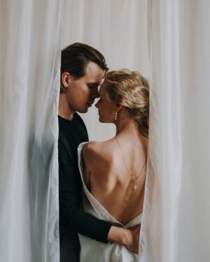 Ieva Florence-Vīksne Instagram - Mums katram reizi pa reizei ir nepieciešama atzinība, kāds novērtējums vai apliecinājums uzticībai, cieņai, mīlestībai. Šie brīži ir kā mazas laimītes, kas iedvesmo un dod spēku darīt dzīvi tādu kādu to vēlamies mēs katrs. Vai tie būtu mūsu sapņi uz kuriem tiecamies, mērķi, ikdienišķi izaicinājumi u.c,  Prieks par to, ka esi pamanīts, sadzirdēts sajusts, kad saņem, ko īpašu kā apliecinājumu savai nozīmei ir , manuprāt, ļoti vērtīgi. 

Un svētku laiks ir laba iespēja, kad varam otram šo atzinību, mīlestību, cieņu un novērtējumu izteikt un apliecināt, un darīt to ar patiesi ko personīgu.

Un tikai uz īsu brīdi šobrīd ir spēkā
ĪPAŠS PIEDĀVĀJUMS 💋
No 13.12. - 15.12. PANDORA tiešsaistes veikalā un uz vietas ar kodu IEVA25 saņem 25% atlaidi visām pilnas cenas rotaslietām!
Ja pasūti preci līdz 15.12.,tad to piegādās vēl pirms Ziemassvētkiem!
💋
#Pandora #BeLove

IEDVESMAI! Izvēlies Dāvanas ar vērtību un nozīmi - 
Kopā ar #Pandora izveidoju arī savu ceļvedi dāvanām saviem mīļajiem:
💌Vīram vai brālim izvēlētos dāvināt gredzenu ar gravējumu, tādu, ko varētu nēsāt arī ķēdītē. Lai apliecinātu manu novērtējumu viņam un paustu savu mīlestību un cieņu. 
💌Mammai vienmēr izvēlos dāvināt rotu, kas viņai atgādinātu par kādu mūsu īpašu saikni, tam noteikti noderēs rotas ar Pandora gravējumiem no jaunākajām kolekcijām #BeLove 
💌Savai labākajai draudzenei, zinu, ka dāvināšu, ko neparastu, kas ļoti iedvesmo viņu pašu! Lai ir kā mīļš atgādinājums par to, ka kopā laiks vienmēr ir kas ārpus ikdienišķā un rutīnas. 

2024
#reklāma

Paldies 💌 @robertsaboltins