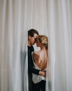 Ieva Florence-Vīksne Instagram - Mums katram reizi pa reizei ir nepieciešama atzinība, kāds novērtējums vai apliecinājums uzticībai, cieņai, mīlestībai. Šie brīži ir kā mazas laimītes, kas iedvesmo un dod spēku darīt dzīvi tādu kādu to vēlamies mēs katrs. Vai tie būtu mūsu sapņi uz kuriem tiecamies, mērķi, ikdienišķi izaicinājumi u.c,  Prieks par to, ka esi pamanīts, sadzirdēts sajusts, kad saņem, ko īpašu kā apliecinājumu savai nozīmei ir , manuprāt, ļoti vērtīgi. 

Un svētku laiks ir laba iespēja, kad varam otram šo atzinību, mīlestību, cieņu un novērtējumu izteikt un apliecināt, un darīt to ar patiesi ko personīgu.

Un tikai uz īsu brīdi šobrīd ir spēkā
ĪPAŠS PIEDĀVĀJUMS 💋
No 13.12. - 15.12. PANDORA tiešsaistes veikalā un uz vietas ar kodu IEVA25 saņem 25% atlaidi visām pilnas cenas rotaslietām!
Ja pasūti preci līdz 15.12.,tad to piegādās vēl pirms Ziemassvētkiem!
💋
#Pandora #BeLove

IEDVESMAI! Izvēlies Dāvanas ar vērtību un nozīmi - 
Kopā ar #Pandora izveidoju arī savu ceļvedi dāvanām saviem mīļajiem:
💌Vīram vai brālim izvēlētos dāvināt gredzenu ar gravējumu, tādu, ko varētu nēsāt arī ķēdītē. Lai apliecinātu manu novērtējumu viņam un paustu savu mīlestību un cieņu. 
💌Mammai vienmēr izvēlos dāvināt rotu, kas viņai atgādinātu par kādu mūsu īpašu saikni, tam noteikti noderēs rotas ar Pandora gravējumiem no jaunākajām kolekcijām #BeLove 
💌Savai labākajai draudzenei, zinu, ka dāvināšu, ko neparastu, kas ļoti iedvesmo viņu pašu! Lai ir kā mīļš atgādinājums par to, ka kopā laiks vienmēr ir kas ārpus ikdienišķā un rutīnas. 

2024
#reklāma

Paldies 💌 @robertsaboltins