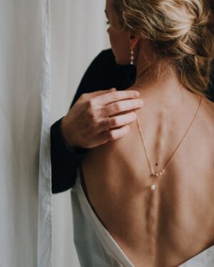 Ieva Florence-Vīksne Instagram - Mums katram reizi pa reizei ir nepieciešama atzinība, kāds novērtējums vai apliecinājums uzticībai, cieņai, mīlestībai. Šie brīži ir kā mazas laimītes, kas iedvesmo un dod spēku darīt dzīvi tādu kādu to vēlamies mēs katrs. Vai tie būtu mūsu sapņi uz kuriem tiecamies, mērķi, ikdienišķi izaicinājumi u.c,  Prieks par to, ka esi pamanīts, sadzirdēts sajusts, kad saņem, ko īpašu kā apliecinājumu savai nozīmei ir , manuprāt, ļoti vērtīgi. 

Un svētku laiks ir laba iespēja, kad varam otram šo atzinību, mīlestību, cieņu un novērtējumu izteikt un apliecināt, un darīt to ar patiesi ko personīgu.

Un tikai uz īsu brīdi šobrīd ir spēkā
ĪPAŠS PIEDĀVĀJUMS 💋
No 13.12. - 15.12. PANDORA tiešsaistes veikalā un uz vietas ar kodu IEVA25 saņem 25% atlaidi visām pilnas cenas rotaslietām!
Ja pasūti preci līdz 15.12.,tad to piegādās vēl pirms Ziemassvētkiem!
💋
#Pandora #BeLove

IEDVESMAI! Izvēlies Dāvanas ar vērtību un nozīmi - 
Kopā ar #Pandora izveidoju arī savu ceļvedi dāvanām saviem mīļajiem:
💌Vīram vai brālim izvēlētos dāvināt gredzenu ar gravējumu, tādu, ko varētu nēsāt arī ķēdītē. Lai apliecinātu manu novērtējumu viņam un paustu savu mīlestību un cieņu. 
💌Mammai vienmēr izvēlos dāvināt rotu, kas viņai atgādinātu par kādu mūsu īpašu saikni, tam noteikti noderēs rotas ar Pandora gravējumiem no jaunākajām kolekcijām #BeLove 
💌Savai labākajai draudzenei, zinu, ka dāvināšu, ko neparastu, kas ļoti iedvesmo viņu pašu! Lai ir kā mīļš atgādinājums par to, ka kopā laiks vienmēr ir kas ārpus ikdienišķā un rutīnas. 

2024
#reklāma

Paldies 💌 @robertsaboltins