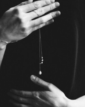 Ieva Florence-Vīksne Instagram - Mums katram reizi pa reizei ir nepieciešama atzinība, kāds novērtējums vai apliecinājums uzticībai, cieņai, mīlestībai. Šie brīži ir kā mazas laimītes, kas iedvesmo un dod spēku darīt dzīvi tādu kādu to vēlamies mēs katrs. Vai tie būtu mūsu sapņi uz kuriem tiecamies, mērķi, ikdienišķi izaicinājumi u.c,  Prieks par to, ka esi pamanīts, sadzirdēts sajusts, kad saņem, ko īpašu kā apliecinājumu savai nozīmei ir , manuprāt, ļoti vērtīgi. 

Un svētku laiks ir laba iespēja, kad varam otram šo atzinību, mīlestību, cieņu un novērtējumu izteikt un apliecināt, un darīt to ar patiesi ko personīgu.

Un tikai uz īsu brīdi šobrīd ir spēkā
ĪPAŠS PIEDĀVĀJUMS 💋
No 13.12. - 15.12. PANDORA tiešsaistes veikalā un uz vietas ar kodu IEVA25 saņem 25% atlaidi visām pilnas cenas rotaslietām!
Ja pasūti preci līdz 15.12.,tad to piegādās vēl pirms Ziemassvētkiem!
💋
#Pandora #BeLove

IEDVESMAI! Izvēlies Dāvanas ar vērtību un nozīmi - 
Kopā ar #Pandora izveidoju arī savu ceļvedi dāvanām saviem mīļajiem:
💌Vīram vai brālim izvēlētos dāvināt gredzenu ar gravējumu, tādu, ko varētu nēsāt arī ķēdītē. Lai apliecinātu manu novērtējumu viņam un paustu savu mīlestību un cieņu. 
💌Mammai vienmēr izvēlos dāvināt rotu, kas viņai atgādinātu par kādu mūsu īpašu saikni, tam noteikti noderēs rotas ar Pandora gravējumiem no jaunākajām kolekcijām #BeLove 
💌Savai labākajai draudzenei, zinu, ka dāvināšu, ko neparastu, kas ļoti iedvesmo viņu pašu! Lai ir kā mīļš atgādinājums par to, ka kopā laiks vienmēr ir kas ārpus ikdienišķā un rutīnas. 

2024
#reklāma

Paldies 💌 @robertsaboltins