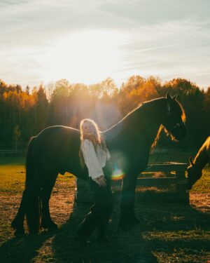 Ieva Florence-Vīksne Instagram - Ir izdzīvots, kas patiess un no sirds...
Savā gadumijā saņēmu pasakainu dāvanu - pieredzi, kas uz mūžiem paliks sirdī kā patiesa un skaista pieredze. 
Es pat nezinu kāpēc tāda izvēle, bet sajūtās vēlējos, lai daba mani samīļo. Ziniet to sajūtu, kad visi apstākļi, brīnumainā kārtā, sastājas tik veiksmīgi, ka liekas - kā tā var būt?
Un šī diena tā arī izvērsās. 
@augustastalis @zirguterapijascentrs ir pasakaina vieta, kur mīt zirgi labturībā jeb dzīvo labos, zirgam draudzīgos apstākļos savvaļā ar patiesām, un no sirds, rūpēm no saimniekiem. Šeit netiek organizētas izjādes ar zirgiem, šeit ir iespēja atbraukt un būt kopā ar šiem cēlājiem dzīvniekiem un dziedēt sevi kopā ar viņiem un dabu.
Es lūdzu vienkārši būt kopā ar viņiem dabā, un man to arī atļāva darīt. Šis process patiesi izvērtās ļoti mierpilns, dabas brīvs, sirds sajūtām bagāts un patiesi, kas tik vienreizējs, ka mirkļi, ko redzat video ir tie mazie brīži no šī iedvesmojošā procesa. 

Milzīgs darbs no saimniekiem ir ieguldīts, lai zirgi varētu justies brīvi, labi, drošībā. Cita pieeja un audzināšana no tā, kas daudzviet pieejams un redzams. Zirgi šeit katrs ir ar savu raksturu, patību, un brīvi, patiesi iz dabas. 
Draudzīgi arī tajā skaitā, un var just, ka šeit viņiem ir labi - valda uzticība no mīlestības. 

Paldies no sirds Ivetai, paldies maniem mīļajiem, un īpašs Paldies Oskaram, kurš klātesoši iemūžināja mirkļus no būšanas šeit un tagad - manā mīļākajā gadalaikā Rudenī, manā mierā - dabā. 
Un sirsnīgs paldies @lindexgalerijacentrs @lindexofficial par iedvesmu 💌

Foto @ieva_florence & @cilvek_berns
Kopdarbs

Turpinājums sekos... 
💌

2024