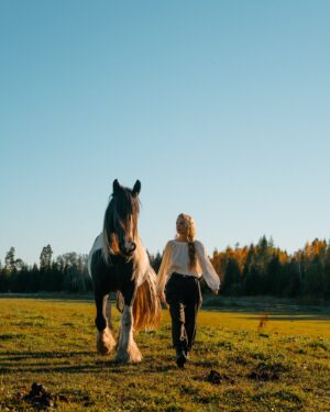 Ieva Florence-Vīksne Instagram - Ir izdzīvots, kas patiess un no sirds...
Savā gadumijā saņēmu pasakainu dāvanu - pieredzi, kas uz mūžiem paliks sirdī kā patiesa un skaista pieredze. 
Es pat nezinu kāpēc tāda izvēle, bet sajūtās vēlējos, lai daba mani samīļo. Ziniet to sajūtu, kad visi apstākļi, brīnumainā kārtā, sastājas tik veiksmīgi, ka liekas - kā tā var būt?
Un šī diena tā arī izvērsās. 
@augustastalis @zirguterapijascentrs ir pasakaina vieta, kur mīt zirgi labturībā jeb dzīvo labos, zirgam draudzīgos apstākļos savvaļā ar patiesām, un no sirds, rūpēm no saimniekiem. Šeit netiek organizētas izjādes ar zirgiem, šeit ir iespēja atbraukt un būt kopā ar šiem cēlājiem dzīvniekiem un dziedēt sevi kopā ar viņiem un dabu.
Es lūdzu vienkārši būt kopā ar viņiem dabā, un man to arī atļāva darīt. Šis process patiesi izvērtās ļoti mierpilns, dabas brīvs, sirds sajūtām bagāts un patiesi, kas tik vienreizējs, ka mirkļi, ko redzat video ir tie mazie brīži no šī iedvesmojošā procesa. 

Milzīgs darbs no saimniekiem ir ieguldīts, lai zirgi varētu justies brīvi, labi, drošībā. Cita pieeja un audzināšana no tā, kas daudzviet pieejams un redzams. Zirgi šeit katrs ir ar savu raksturu, patību, un brīvi, patiesi iz dabas. 
Draudzīgi arī tajā skaitā, un var just, ka šeit viņiem ir labi - valda uzticība no mīlestības. 

Paldies no sirds Ivetai, paldies maniem mīļajiem, un īpašs Paldies Oskaram, kurš klātesoši iemūžināja mirkļus no būšanas šeit un tagad - manā mīļākajā gadalaikā Rudenī, manā mierā - dabā. 
Un sirsnīgs paldies @lindexgalerijacentrs @lindexofficial par iedvesmu 💌

Foto @ieva_florence & @cilvek_berns
Kopdarbs

Turpinājums sekos... 
💌

2024