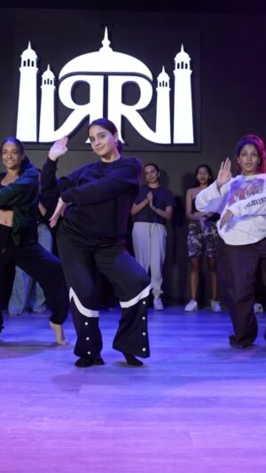 Iman Esmail Instagram - Anyone else eagerly waiting for Pushpa 2?! Hehe 🥰

Choreography: @nidhi.reddy.k 
Dancers: @imanvi1013 @shivlambda @eshhpat 
Studio: @rrbdancecompany