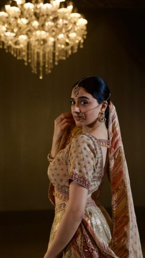 Iman Esmail Instagram - ✨Mohe Rang Do Laal✨ 

Happy New Year, Insta Fam! Wishing you all a very healthy and beautiful year filled with lots love and dance 🫶🏽 

Choreography: Master Ji Pandit Birju Maharaj
Outfit: @frontierheritage - thank you for always spoiling me and making this recreation video come to life 💕
🎥: @redllama.media 
Studio: @dynamicduodancestudio 

@deepikapadukone @ranveersingh 🫶🏽

Song: Mohe Rang Do Laal 
*no copyright infringement intended, music is not owned be me*
