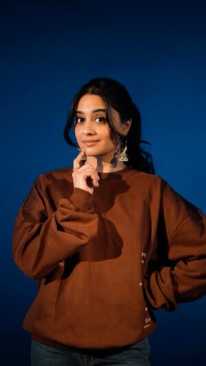 Iman Esmail Instagram - Chammak Challo ✨

Outfit: @frontierheritage 
Sweatshirt: @tuindian 
🎥: @redllama.media