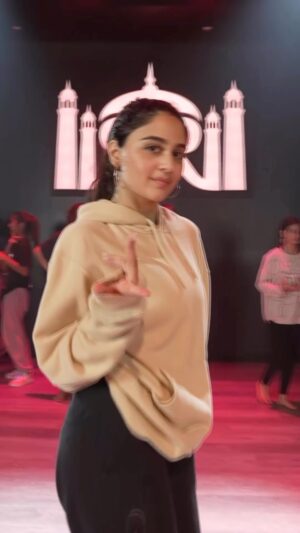 Iman Esmail Instagram - ✨Current Laga Re ✨
choreo: 🙋🏽‍♀️
Studio: @rrbdancecompany 
@deepikapadukone @ranveersingh 👀🥰