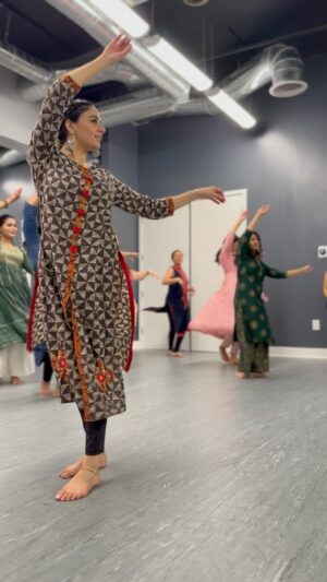 Iman Esmail Instagram - Dancing along side students is just a different type of joy 🫶🏽❤️

dc: me 🙋🏽‍♀️