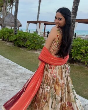 Iman Esmail Instagram - sangeet night 🥥🌴

Fit: @frontierheritage