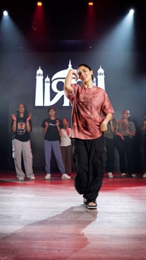 Iman Esmail Instagram - ROOP SUHANA LAGTA HAI - Front View :) 

Thank you to everyone who came and danced with me! Group videos are now live on my YouTube page ♥️ Check out the link in bio to stay updated on upcoming workshops ✨

Studio: @rrbdancecompany 
Mix: @farooqgotaudio