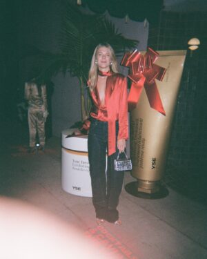 India de Beaufort Instagram - Sweet @mollybsims hosted an old Hollywood Pajama Party in Beverly Hills for @ysebeauty. @thisiskateminer and I made a date night out of it. Cocktails in @petiteplume silk sleepwear, chocolates, skin care, feather mules all over the place, ab fab fun. It was light and merry and much needed for these two Mumma’s. I then came home and switched out my dogs pee pad and did some laundry and worked for a couple hours before deciding to cut myself a bob in the bathroom at 12:30am. Life, nonsense, life, fun, nonsense, impromptu self hair cut, nonsense. Life. Love. Balance♥️