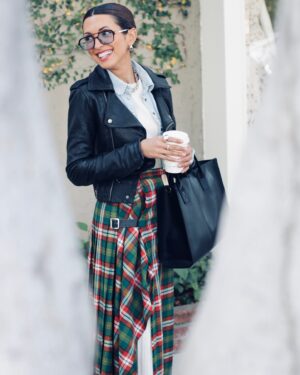 India de Beaufort Instagram - Hello! I’m India, I’m 37, 5’3 and a half ( the half is very important ) I’m married to a guy I’ll be sitting on a porch playing scrabble with when I’m 80 ( New Englander @toddgrinnell ), we’ve been together for 16 years and have a little boy, his name is Crosby and he is 6 and a loving funny fire cracker in every way. We have an 11 year old Jack Russell Terrier Chihuahua called Kid and we live in a little white house in the hills of Los Angeles. I was born in the suburbs of London in a town called Surbiton where I lived with my Mum Karen and my big brother Tom @beaufortandrampton ♥️, I moved to LA when I was around 19 and my accent has been a mess ever since. My mum is a scouser from Liverpool, my scouse nan came from Irish catholic roots and my grandad was born in Calcutta, India. I’ve been a working actor for 22 years and a vintage clothing collector for just as long. I love DIY and carpentry and built my pink arched closet with my mumma who gave me a table saw for my 21st birthday. I throw pots on the wheel, I sew and make clothing, I love all forms of art and hoard crafting supplies. I’m partial to a Negroni, my favorite meal is my mums roast or Spaghetti Bolognese and I made my husband get the warm chewy chocolate chip cookies from Subway when I was pregnant. I have post partum depression, take antidepressants, get social anxiety, cannot keep my car clean to save my life and have to organize everything into oblivion just to hold back how messy I would be if I didn’t. I overshare, I hyper focus, I have to fight the urge to be selfish sometimes but will share anything I have with those I love. I’m fiercely loyal, rely on a calculator for basic math, don’t find it easy to make close friends and thanks to my son the chances of me peeing when I sneeze are very high. The first part of this year was packed with lessons and loss and now, I think I’m happier than I’ve been in a long long time. Having a place to be creative and joyful and share an enormous life long passion is a huge part of that and in turn, so are you ♥️.

Hi! I’m India, and I’m very very grateful that you’re here. ♥️

#mum #wife #daughter #sister #vintagelover #stylist #actor #mathmaticalpotato