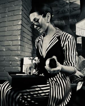 India de Beaufort Instagram - Sweet @mollybsims hosted an old Hollywood Pajama Party in Beverly Hills for @ysebeauty. @thisiskateminer and I made a date night out of it. Cocktails in @petiteplume silk sleepwear, chocolates, skin care, feather mules all over the place, ab fab fun. It was light and merry and much needed for these two Mumma’s. I then came home and switched out my dogs pee pad and did some laundry and worked for a couple hours before deciding to cut myself a bob in the bathroom at 12:30am. Life, nonsense, life, fun, nonsense, impromptu self hair cut, nonsense. Life. Love. Balance♥️
