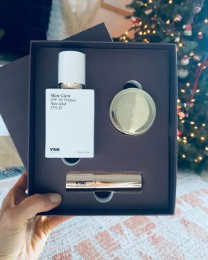 India de Beaufort Instagram - Sweet @mollybsims hosted an old Hollywood Pajama Party in Beverly Hills for @ysebeauty. @thisiskateminer and I made a date night out of it. Cocktails in @petiteplume silk sleepwear, chocolates, skin care, feather mules all over the place, ab fab fun. It was light and merry and much needed for these two Mumma’s. I then came home and switched out my dogs pee pad and did some laundry and worked for a couple hours before deciding to cut myself a bob in the bathroom at 12:30am. Life, nonsense, life, fun, nonsense, impromptu self hair cut, nonsense. Life. Love. Balance♥️