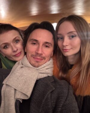 Irina Dvorovenko Instagram - What a wonderful family night at the Metropolitan Opera! The Magic Flute is truly magical🪈🦜👸✨#chassétogetherforlife #family #love #holiday