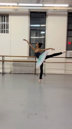 Irina Dvorovenko Instagram - Today Léa Fleytoux stopped by for a little touch up before her evening show! We worked on upcoming debut in the first variation from the pas de trois in La Bayadère. 🩰💫 @leafleytoux @stepsonbroadway #ballet #ballerina #variation #privatecoaching #dance #pointework #pointe #dancer