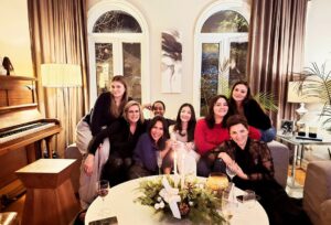 Isabelle Racicot Instagram - Chef Racicot à votre service 😂Le temps des fêtes est officiellement commencé ! Un de mes moments préférés..notre souper de Noël avec la famille choisie 🥰…une tradition qui dure depuis  1999. 

Bon temps des fêtes les amis! #noel #tradition #tempsdesfetes #christmas #bouffe #goodtimes