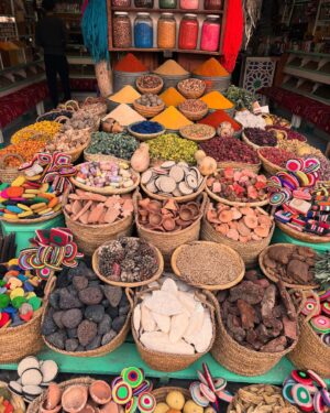 Isabelle Racicot Instagram - Jusqu’à présent, le Maroc ne me déçoit pas du tout! 🥰
Même avec des rapprochements non consentis avec un dromadaire!!! 😂😂

Les couleurs, les senteurs et la nourriture 🥰🥰😋

@clubmedmarrakech, souk de la Médina, @comptoirdarna Comptoir 
#maroc #tripdunevie #rythme #clubmed #funtimes #morrocco