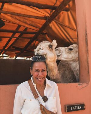 Isabelle Racicot Instagram - Jusqu’à présent, le Maroc ne me déçoit pas du tout! 🥰
Même avec des rapprochements non consentis avec un dromadaire!!! 😂😂

Les couleurs, les senteurs et la nourriture 🥰🥰😋

@clubmedmarrakech, souk de la Médina, @comptoirdarna Comptoir 
#maroc #tripdunevie #rythme #clubmed #funtimes #morrocco