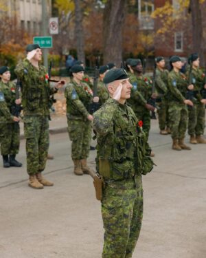 Isabelle Racicot Instagram - Ma première fin de semaine sous le thème du jour du Souvenir en tant que Lieutenant-colonel honoraire du Royal Montreal Regiment: Mess Diner, cérémonies et parades ! C’est tout un apprentissage LOL ! 

En ce Jour de l’Armistice, je pense à ces jeunes soldats qui avaient en moyenne 22-23 ans…l’âge de mon plus vieux. Je pense aussi à ces nombreuses familles qui n’ont jamais été capable de rapatrier leurs proches décédés au combat et qui n’ont jamais eu une vraie paix d’esprit. 

#jourdusouvenir #armistice #remembranceday #weremember #RMR #34gbc

Photos  IG: @newnationcreation
IG: @bryanwilkat
@34gbc_34cbg