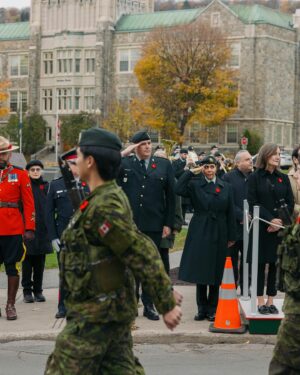 Isabelle Racicot Instagram - Ma première fin de semaine sous le thème du jour du Souvenir en tant que Lieutenant-colonel honoraire du Royal Montreal Regiment: Mess Diner, cérémonies et parades ! C’est tout un apprentissage LOL ! 

En ce Jour de l’Armistice, je pense à ces jeunes soldats qui avaient en moyenne 22-23 ans…l’âge de mon plus vieux. Je pense aussi à ces nombreuses familles qui n’ont jamais été capable de rapatrier leurs proches décédés au combat et qui n’ont jamais eu une vraie paix d’esprit. 

#jourdusouvenir #armistice #remembranceday #weremember #RMR #34gbc

Photos  IG: @newnationcreation
IG: @bryanwilkat
@34gbc_34cbg