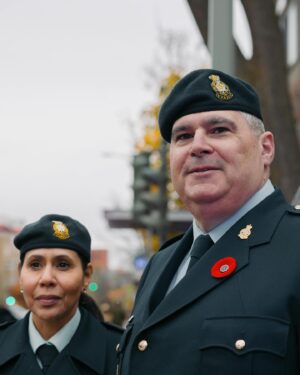 Isabelle Racicot Instagram - Ma première fin de semaine sous le thème du jour du Souvenir en tant que Lieutenant-colonel honoraire du Royal Montreal Regiment: Mess Diner, cérémonies et parades ! C’est tout un apprentissage LOL ! 

En ce Jour de l’Armistice, je pense à ces jeunes soldats qui avaient en moyenne 22-23 ans…l’âge de mon plus vieux. Je pense aussi à ces nombreuses familles qui n’ont jamais été capable de rapatrier leurs proches décédés au combat et qui n’ont jamais eu une vraie paix d’esprit. 

#jourdusouvenir #armistice #remembranceday #weremember #RMR #34gbc

Photos  IG: @newnationcreation
IG: @bryanwilkat
@34gbc_34cbg
