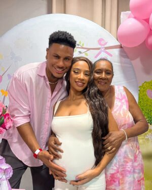 Isadora Salles Instagram - Filha o dia de ontem trouxe muitas alegrias e aprendizados pra mamãe 💖🤰🏽
Quero que cresça se sentindo amada assim como eu me sinto , que entenda o sabor de uma alegria quando é compartilhada se torna mais especial e memorável .
Muitos podem estar com você mas ao longo da caminhada você passa a perceber quem é por você !
Quero agradecer imensamente aos familiares e amigos que estão caminhando comigo e me proporcionando as melhores recordações da minha vida.
Sua família te ama muito filha 💖
O mundo é o colo da mamãe te espera Garotinha 🥹🫶🏾

Bolo @mr_candys
