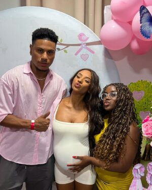 Isadora Salles Instagram - Filha o dia de ontem trouxe muitas alegrias e aprendizados pra mamãe 💖🤰🏽
Quero que cresça se sentindo amada assim como eu me sinto , que entenda o sabor de uma alegria quando é compartilhada se torna mais especial e memorável .
Muitos podem estar com você mas ao longo da caminhada você passa a perceber quem é por você !
Quero agradecer imensamente aos familiares e amigos que estão caminhando comigo e me proporcionando as melhores recordações da minha vida.
Sua família te ama muito filha 💖
O mundo é o colo da mamãe te espera Garotinha 🥹🫶🏾

Bolo @mr_candys