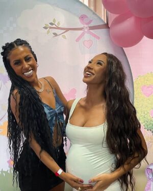 Isadora Salles Instagram - Filha o dia de ontem trouxe muitas alegrias e aprendizados pra mamãe 💖🤰🏽
Quero que cresça se sentindo amada assim como eu me sinto , que entenda o sabor de uma alegria quando é compartilhada se torna mais especial e memorável .
Muitos podem estar com você mas ao longo da caminhada você passa a perceber quem é por você !
Quero agradecer imensamente aos familiares e amigos que estão caminhando comigo e me proporcionando as melhores recordações da minha vida.
Sua família te ama muito filha 💖
O mundo é o colo da mamãe te espera Garotinha 🥹🫶🏾

Bolo @mr_candys