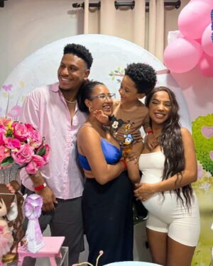 Isadora Salles Instagram - Filha o dia de ontem trouxe muitas alegrias e aprendizados pra mamãe 💖🤰🏽
Quero que cresça se sentindo amada assim como eu me sinto , que entenda o sabor de uma alegria quando é compartilhada se torna mais especial e memorável .
Muitos podem estar com você mas ao longo da caminhada você passa a perceber quem é por você !
Quero agradecer imensamente aos familiares e amigos que estão caminhando comigo e me proporcionando as melhores recordações da minha vida.
Sua família te ama muito filha 💖
O mundo é o colo da mamãe te espera Garotinha 🥹🫶🏾

Bolo @mr_candys