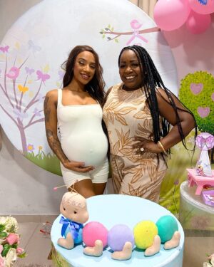 Isadora Salles Instagram - Filha o dia de ontem trouxe muitas alegrias e aprendizados pra mamãe 💖🤰🏽
Quero que cresça se sentindo amada assim como eu me sinto , que entenda o sabor de uma alegria quando é compartilhada se torna mais especial e memorável .
Muitos podem estar com você mas ao longo da caminhada você passa a perceber quem é por você !
Quero agradecer imensamente aos familiares e amigos que estão caminhando comigo e me proporcionando as melhores recordações da minha vida.
Sua família te ama muito filha 💖
O mundo é o colo da mamãe te espera Garotinha 🥹🫶🏾

Bolo @mr_candys