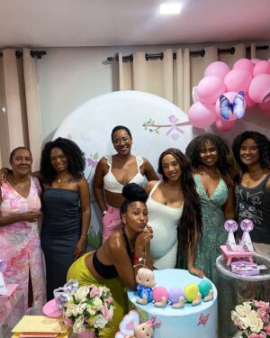 Isadora Salles Instagram - Filha o dia de ontem trouxe muitas alegrias e aprendizados pra mamãe 💖🤰🏽
Quero que cresça se sentindo amada assim como eu me sinto , que entenda o sabor de uma alegria quando é compartilhada se torna mais especial e memorável .
Muitos podem estar com você mas ao longo da caminhada você passa a perceber quem é por você !
Quero agradecer imensamente aos familiares e amigos que estão caminhando comigo e me proporcionando as melhores recordações da minha vida.
Sua família te ama muito filha 💖
O mundo é o colo da mamãe te espera Garotinha 🥹🫶🏾

Bolo @mr_candys