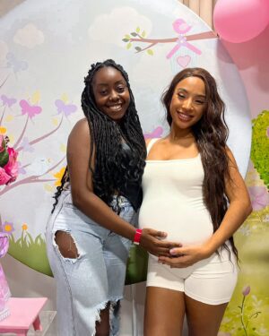 Isadora Salles Instagram - Filha o dia de ontem trouxe muitas alegrias e aprendizados pra mamãe 💖🤰🏽
Quero que cresça se sentindo amada assim como eu me sinto , que entenda o sabor de uma alegria quando é compartilhada se torna mais especial e memorável .
Muitos podem estar com você mas ao longo da caminhada você passa a perceber quem é por você !
Quero agradecer imensamente aos familiares e amigos que estão caminhando comigo e me proporcionando as melhores recordações da minha vida.
Sua família te ama muito filha 💖
O mundo é o colo da mamãe te espera Garotinha 🥹🫶🏾

Bolo @mr_candys