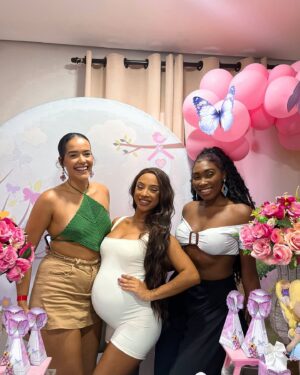 Isadora Salles Instagram - Filha o dia de ontem trouxe muitas alegrias e aprendizados pra mamãe 💖🤰🏽
Quero que cresça se sentindo amada assim como eu me sinto , que entenda o sabor de uma alegria quando é compartilhada se torna mais especial e memorável .
Muitos podem estar com você mas ao longo da caminhada você passa a perceber quem é por você !
Quero agradecer imensamente aos familiares e amigos que estão caminhando comigo e me proporcionando as melhores recordações da minha vida.
Sua família te ama muito filha 💖
O mundo é o colo da mamãe te espera Garotinha 🥹🫶🏾

Bolo @mr_candys