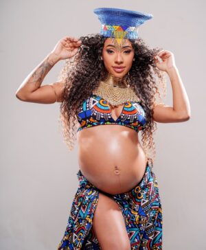 Isadora Salles Instagram - Tem que ter Asé ✨

Produção @zuhrimodaafro 
Direção e fotografia @daluz_jef 

Marcando 33 semanas da minha Garotinha cheia de Mel e Dendê 😮‍💨🤎