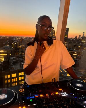 Isan Elba Instagram - Last week w/ @vogue_club @voguemagazine spinning their NYFW kick off event :) 

thanks for having me 🎵