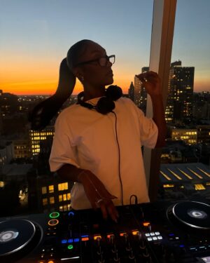 Isan Elba Instagram - Last week w/ @vogue_club @voguemagazine spinning their NYFW kick off event :) 

thanks for having me 🎵